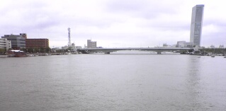 ＜写真＞万代橋からの信濃川の眺め　空は曇っている＜写真＞