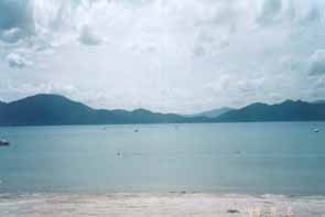 田沢湖です。手前は湖水浴場。写真ではよくわからないですけど、ホントに青いんですよ。